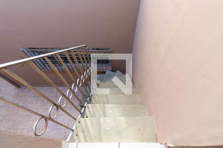 Casa à venda com 125m², 2 quartos e 2 vagasEscada