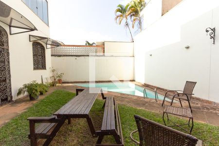 Casa à venda com 340m², 4 quartos e 3 vagas Casa à venda com 340m², 4 quartos e 3 vagasPiscina
