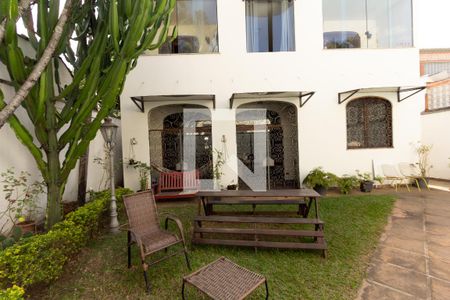 Casa à venda com 340m², 4 quartos e 3 vagas Casa à venda com 340m², 4 quartos e 3 vagasPiscina