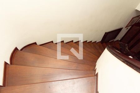 Casa à venda com 340m², 4 quartos e 3 vagas Casa à venda com 340m², 4 quartos e 3 vagasEscada