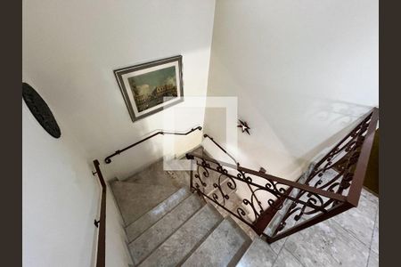 Casa à venda com 202m², 3 quartos e 4 vagas Casa à venda com 202m², 3 quartos e 4 vagasEscada