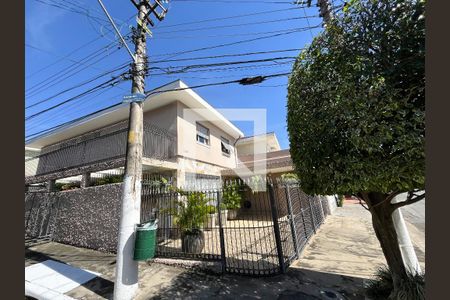 Casa à venda com 202m², 3 quartos e 4 vagas Casa à venda com 202m², 3 quartos e 4 vagasFachada