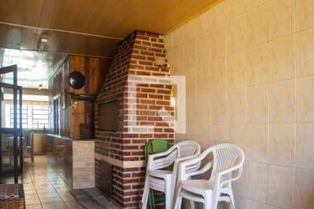Sala com churrasqueira  de casa à venda com 3 quartos, 120m² em Vila Nova, Porto Alegre