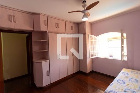 Casa à venda com 416m², 3 quartos e 8 vagasQuarto 02