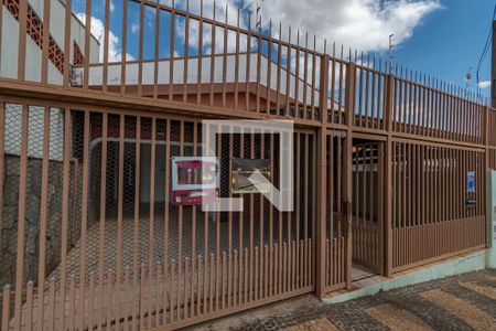 Casa à venda com 239m², 3 quartos e 2 vagas Casa à venda com 239m², 3 quartos e 2 vagasFachada