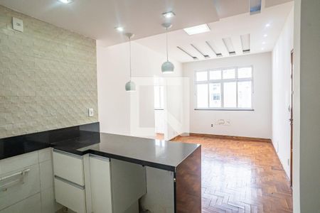 Sala com cozinha americana de apartamento para alugar com 1 quarto, 60m² em Botafogo, Rio de Janeiro