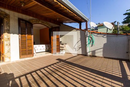 Casa à venda com 242m², 3 quartos e 2 vagasVaranda