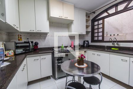 Casa à venda com 242m², 3 quartos e 2 vagasCozinha