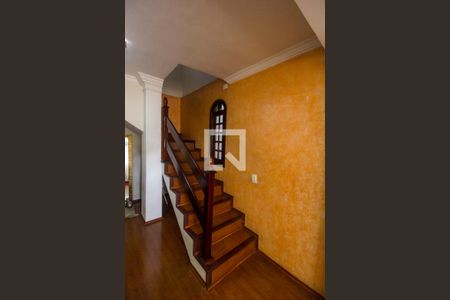 Escada de casa para alugar com 3 quartos, 242m² em Vila Barros, Barueri