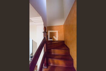 Escada de casa para alugar com 3 quartos, 242m² em Vila Barros, Barueri