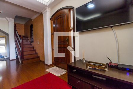 Sala de TV de casa à venda com 3 quartos, 242m² em Vila Barros, Barueri