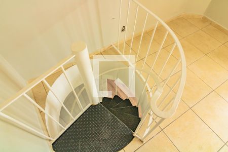 Apartamento à venda com 70m², 1 quarto e 1 vaga Apartamento à venda com 70m², 1 quarto e 1 vagaEscada