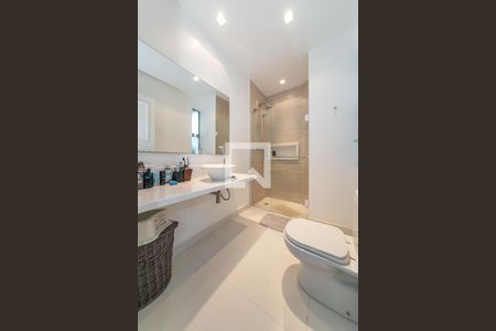 Apartamento à venda com 220m², 5 quartos e 3 vagasBanheiro da Suíte 1