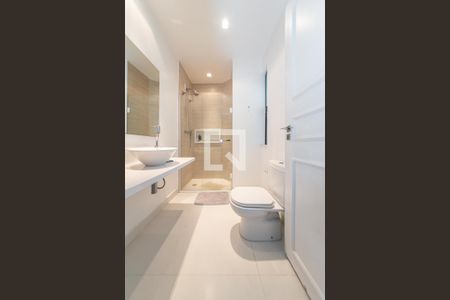 Apartamento à venda com 220m², 5 quartos e 3 vagasBanheiro da Suíte 1