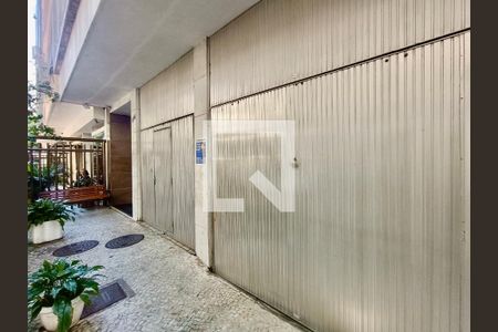 Apartamento à venda com 120m², 3 quartos e sem vagaFachada com cartaz QA