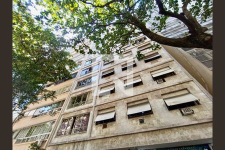 Apartamento à venda com 120m², 3 quartos e sem vagaFachada com cartaz QA