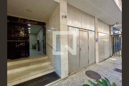 Apartamento à venda com 120m², 3 quartos e sem vagaFachada com cartaz QA