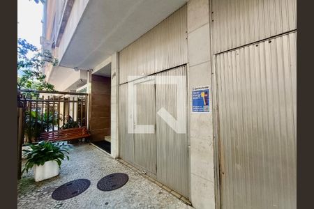 Apartamento à venda com 120m², 3 quartos e sem vagaFachada com cartaz QA