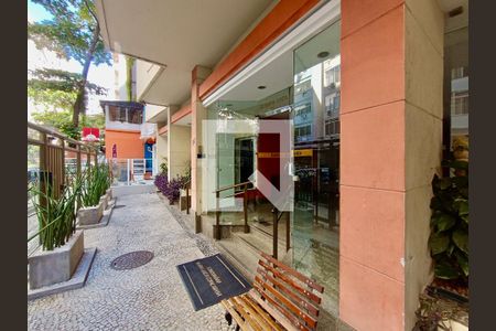 Apartamento à venda com 120m², 3 quartos e sem vagaFachada com cartaz QA