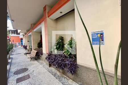 Apartamento à venda com 120m², 3 quartos e sem vagaFachada com cartaz QA