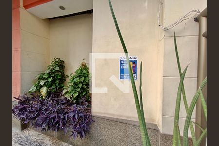 Apartamento à venda com 120m², 3 quartos e sem vagaFachada com cartaz QA