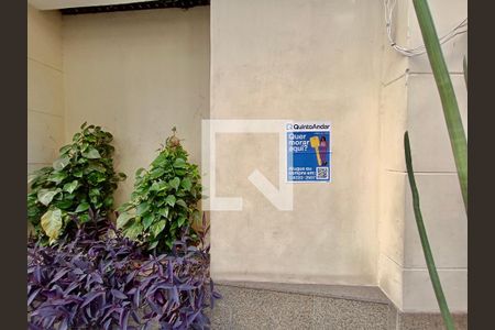 Apartamento à venda com 120m², 3 quartos e sem vagaFachada com cartaz QA