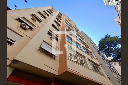 Apartamento à venda com 120m², 3 quartos e sem vagaFachada com cartaz QA