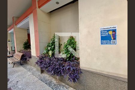 Apartamento à venda com 120m², 3 quartos e sem vagaFachada com cartaz QA