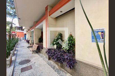 Apartamento à venda com 120m², 3 quartos e sem vagaFachada com cartaz QA