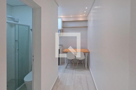 Corredor par aos Banheiro e Cozinha de kitnet/studio para alugar com 1 quarto, 31m² em Gonzaga, Santos