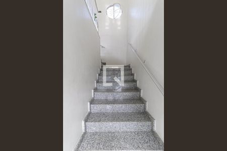 Casa de condomínio para alugar com 85m², 2 quartos e 1 vagaEscada