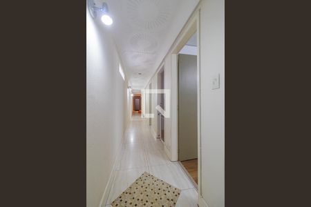 Casa à venda com 442m², 8 quartos e 8 vagasCorredor primeiro andar