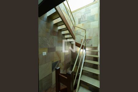 Casa à venda com 240m², 3 quartos e 3 vagasEscadas