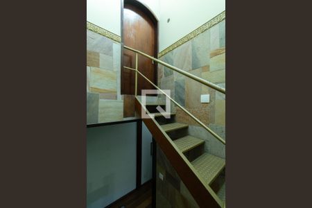 Casa à venda com 240m², 3 quartos e 3 vagasEscadas