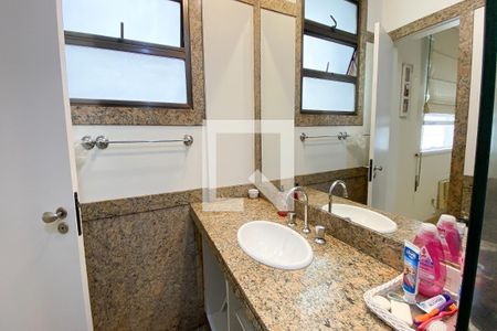 Apartamento à venda com 360m², 3 quartos e 3 vagasBanheiro da Suíte 1