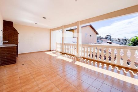 Casa à venda com 320m², 3 quartos e 3 vagas Casa à venda com 320m², 3 quartos e 3 vagasÁrea - Churrasqueira