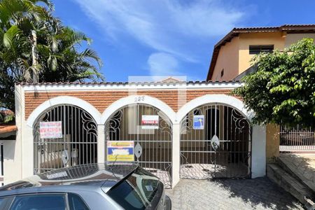 Casa à venda com 320m², 3 quartos e 3 vagas Casa à venda com 320m², 3 quartos e 3 vagasFachada