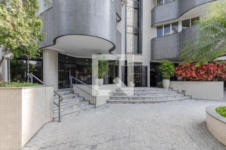 Apartamento à venda com 160m², 4 quartos e 3 vagas Apartamento à venda com 160m², 4 quartos e 3 vagasEntrada