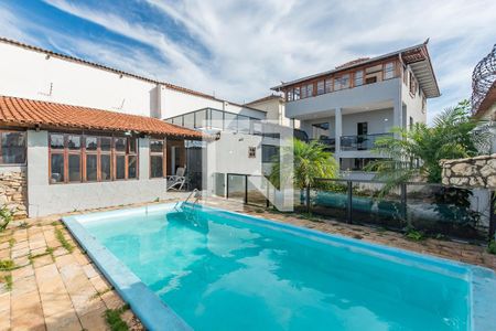 Casa à venda com 470m², 4 quartos e 8 vagasPiscina