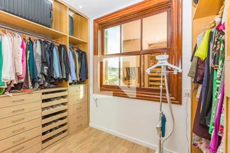 Casa à venda com 470m², 4 quartos e 8 vagasCloset da suíte