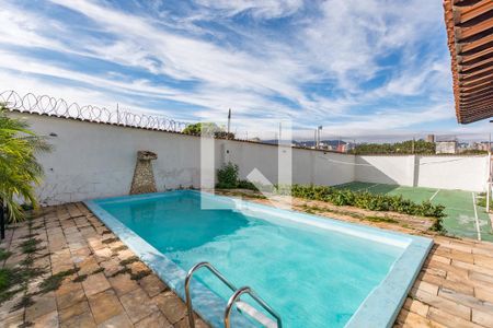 Casa à venda com 470m², 4 quartos e 8 vagasPiscina