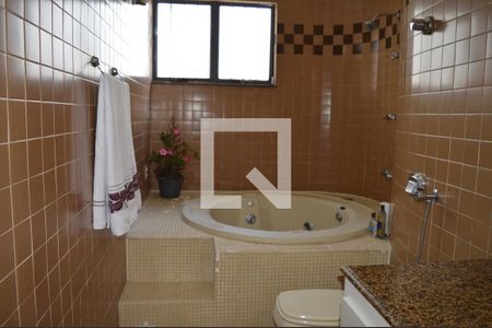 Casa à venda com 419m², 4 quartos e 4 vagasBanheiro da Suite