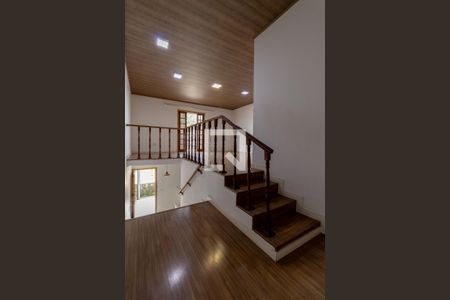 Escada de casa para alugar com 3 quartos, 85m² em Parque Maria Luiza, São Paulo