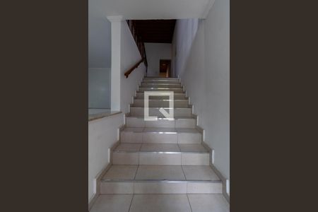 Escada de casa para alugar com 3 quartos, 85m² em Parque Maria Luiza, São Paulo