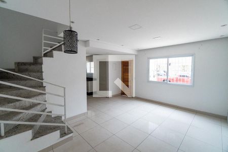 Sala de casa para alugar com 2 quartos, 90m² em Jardim Itacolomi, São Paulo