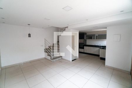 Sala de casa para alugar com 2 quartos, 90m² em Jardim Itacolomi, São Paulo