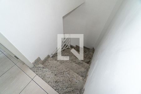 Casa para alugar com 90m², 2 quartos e 2 vagasEscada