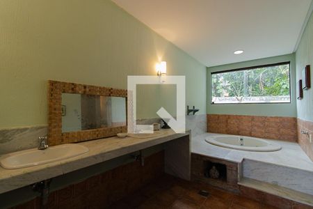 Casa de condomínio à venda com 440m², 4 quartos e 4 vagasHidromassagem