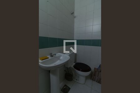 Casa de condomínio à venda com 440m², 4 quartos e 4 vagasBanheiro de serviço