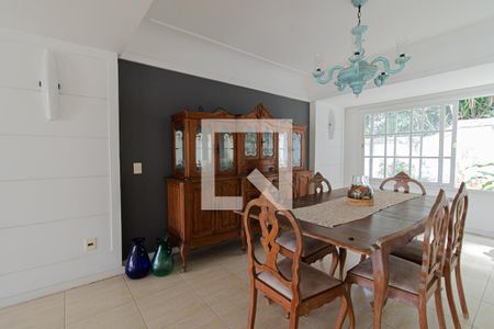 Casa de condomínio à venda com 440m², 4 quartos e 4 vagasSala